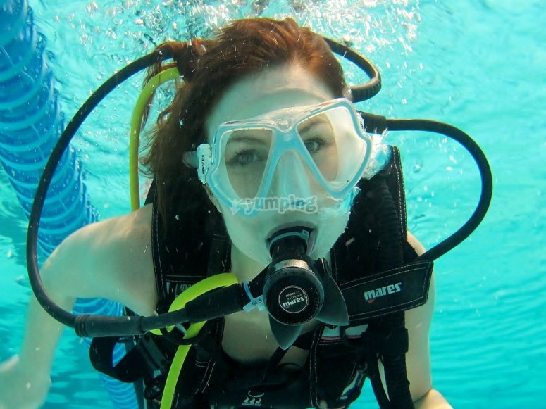 Chica en una inmersión en piscina